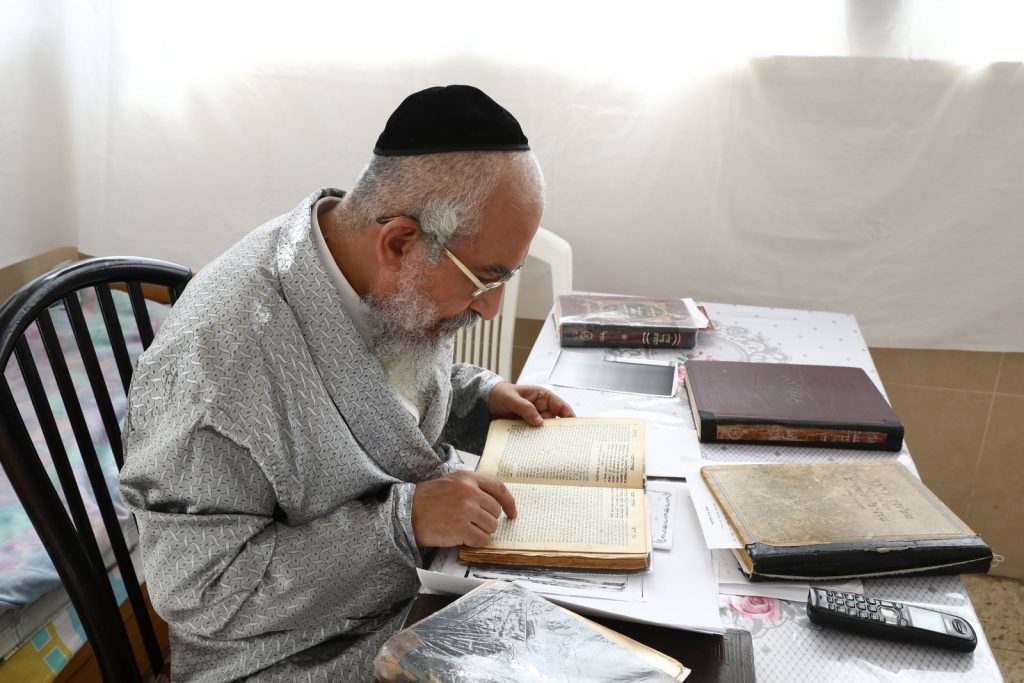 גלריה: הגר"י ראצבי בנטילת לולב גלריה: הגר"י ראצבי בנטילת לולב