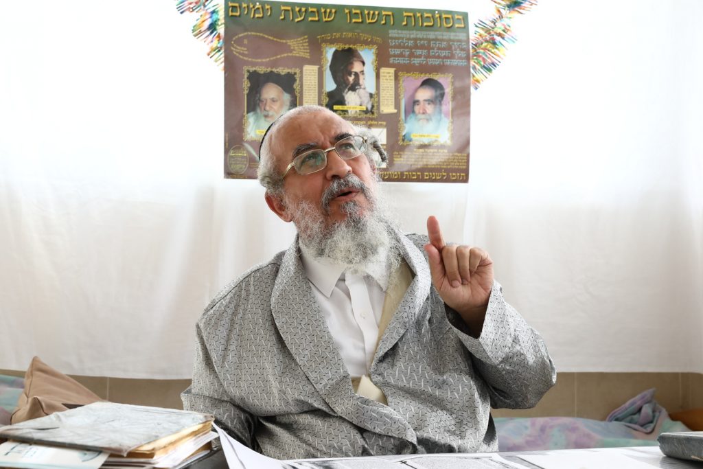 גלריה: הגר"י ראצבי בנטילת לולב גלריה: הגר"י ראצבי בנטילת לולב