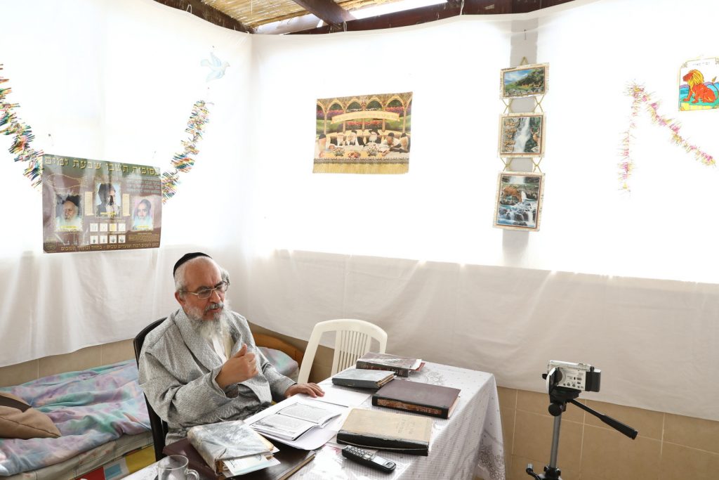 גלריה: הגר"י ראצבי בנטילת לולב גלריה: הגר"י ראצבי בנטילת לולב