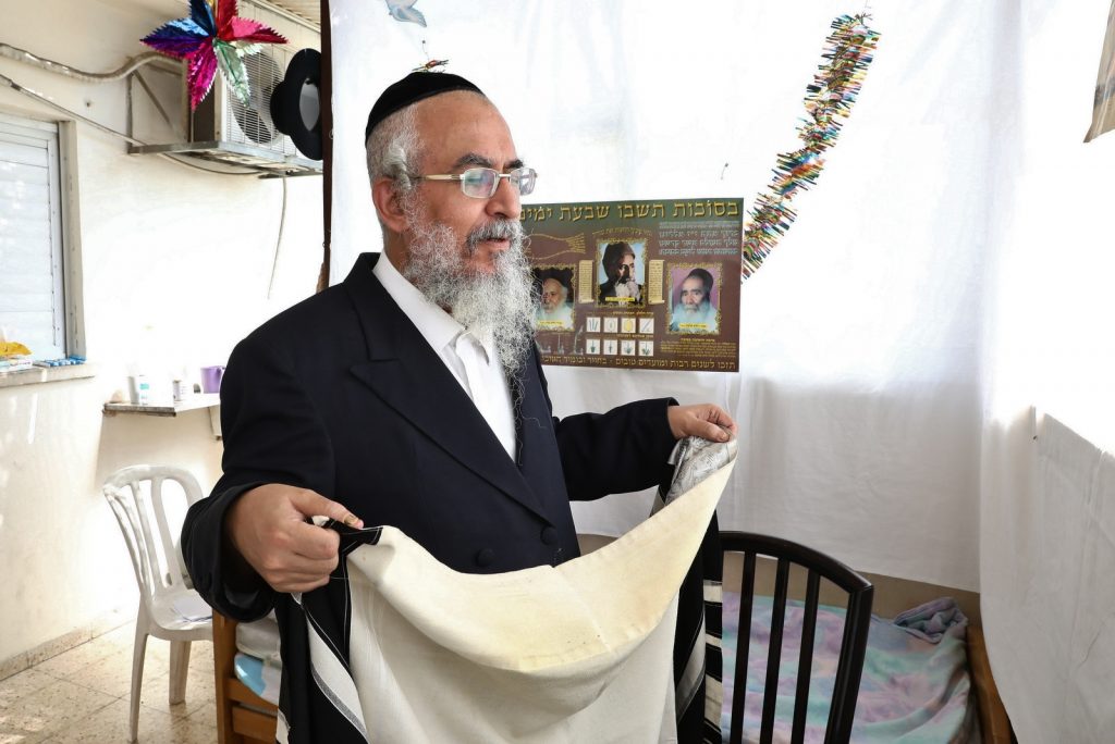 גלריה: הגר"י ראצבי בנטילת לולב גלריה: הגר"י ראצבי בנטילת לולב