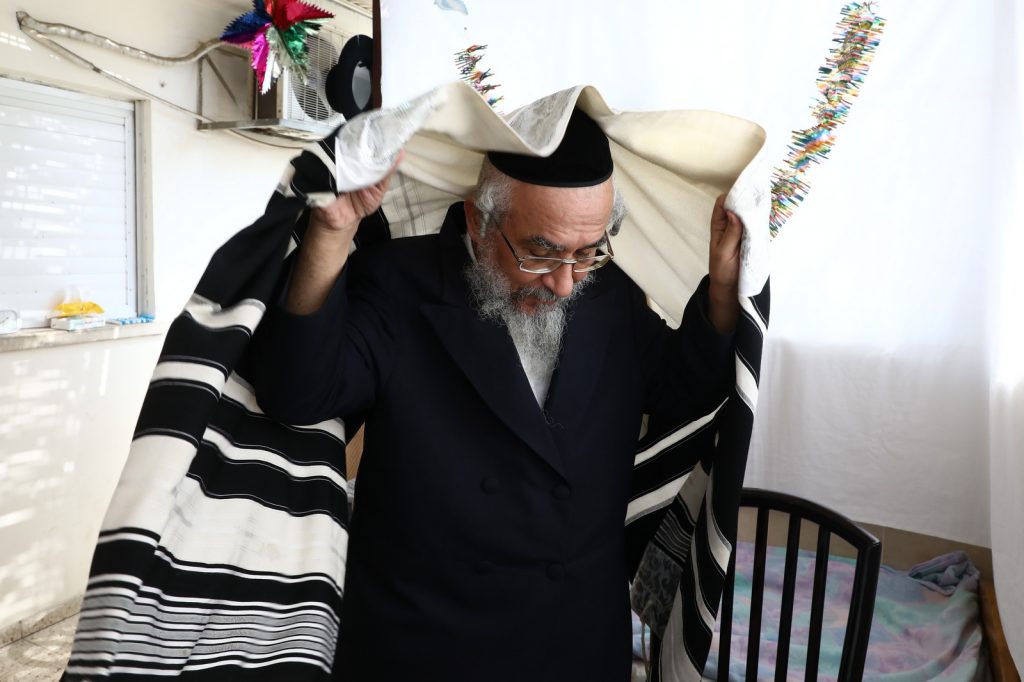 גלריה: הגר"י ראצבי בנטילת לולב גלריה: הגר"י ראצבי בנטילת לולב