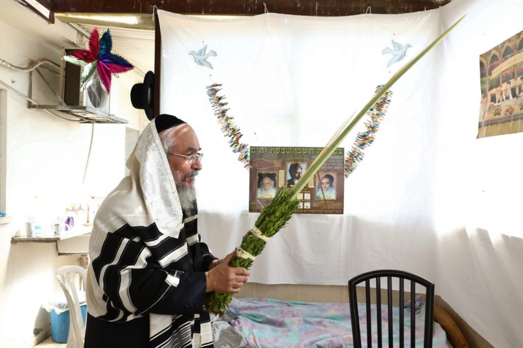 גלריה: הגר"י ראצבי בנטילת לולב גלריה: הגר"י ראצבי בנטילת לולב