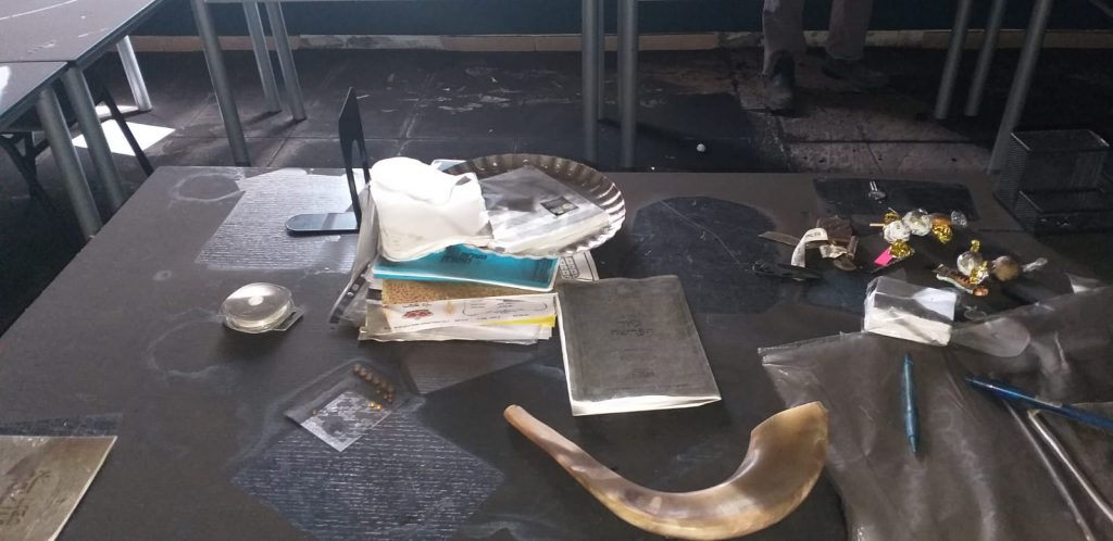 צפו בתיעוד: ה'חיידר' נשרף כליל, תמונות גדולי הדור נשארו בשלמותם צפו בתיעוד: ה'חיידר' נשרף כליל, תמונות גדולי הדור נשארו בשלמותם