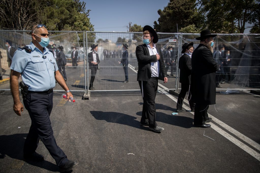 תיעוד: הלווית הגר"י קורן זצ"ל מראשי ישיבת קול תורה תיעוד: הלווית הגר"י קורן זצ"ל מראשי ישיבת קול תורה