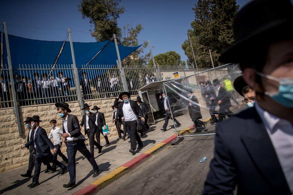 תיעוד: הלווית הגר"י קורן זצ"ל מראשי ישיבת קול תורה תיעוד: הלווית הגר"י קורן זצ"ל מראשי ישיבת קול תורה