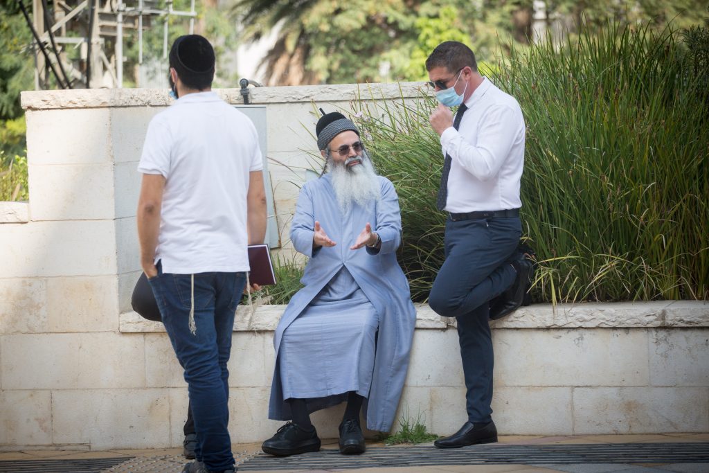 תיעוד: הרב אמנון יצחק הגיע לבית המשפט בראשל"צ