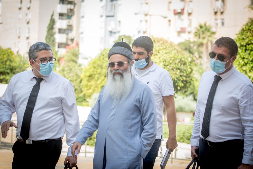 תיעוד: הרב אמנון יצחק הגיע לבית המשפט בראשל"צ