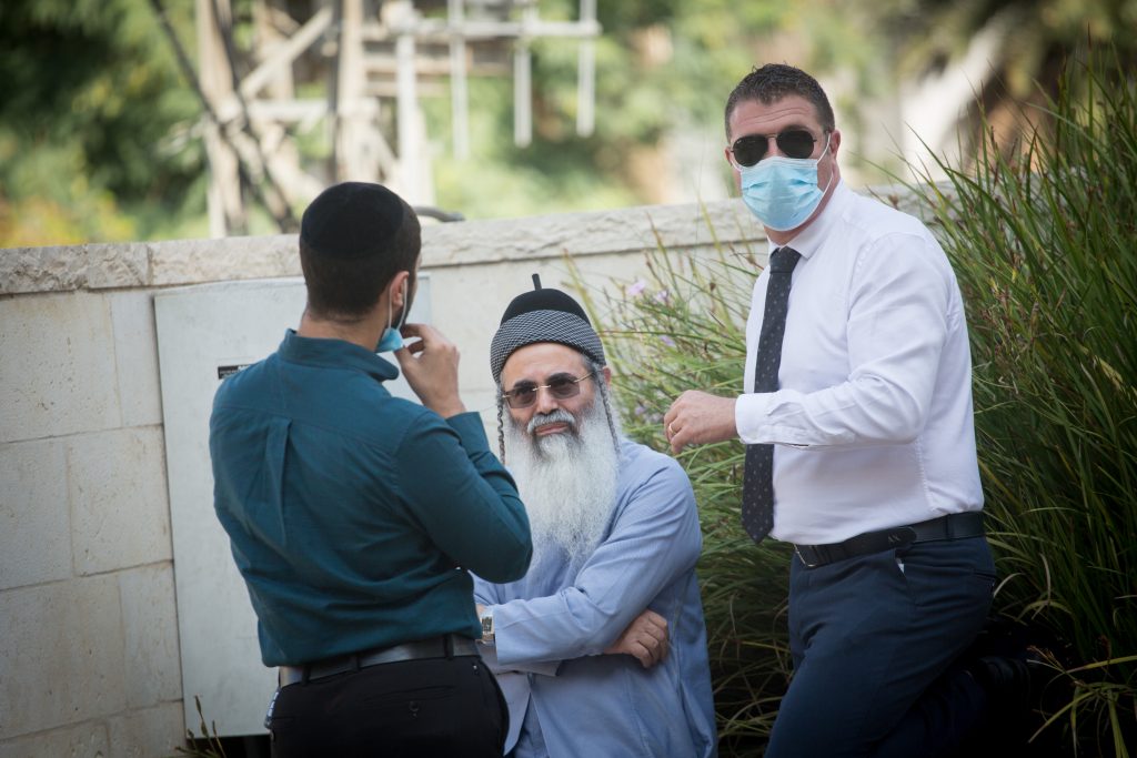 תיעוד: הרב אמנון יצחק הגיע לבית המשפט בראשל"צ