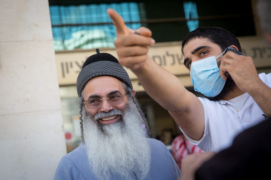 תיעוד: הרב אמנון יצחק הגיע לבית המשפט בראשל"צ