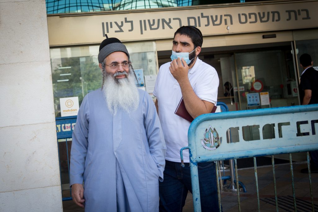 תיעוד: הרב אמנון יצחק הגיע לבית המשפט בראשל"צ