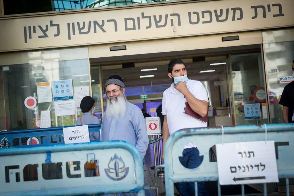 תיעוד: הרב אמנון יצחק הגיע לבית המשפט בראשל"צ