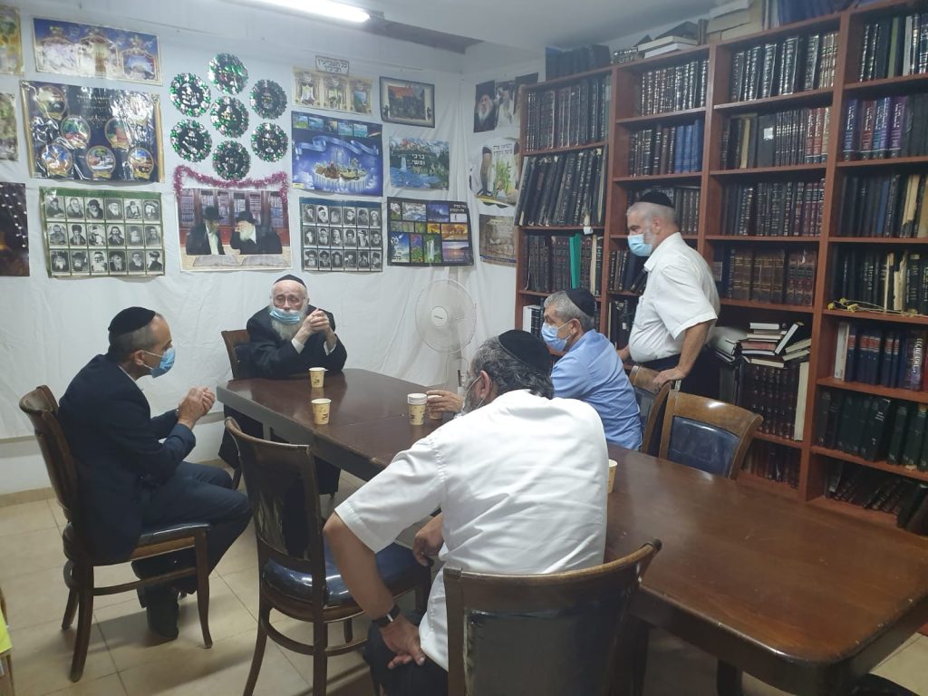 תיעוד: הפרויקטור רוני נומה בחדרו של הגר"י סילמן