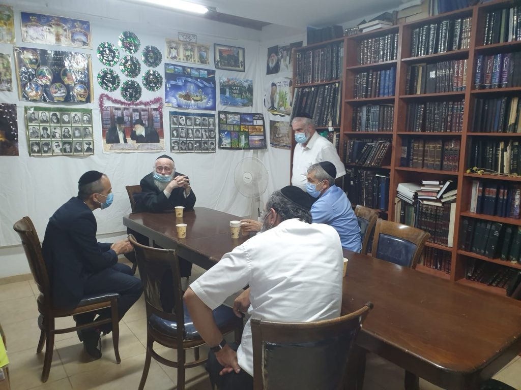 תיעוד: הפרויקטור רוני נומה בחדרו של הגר"י סילמן