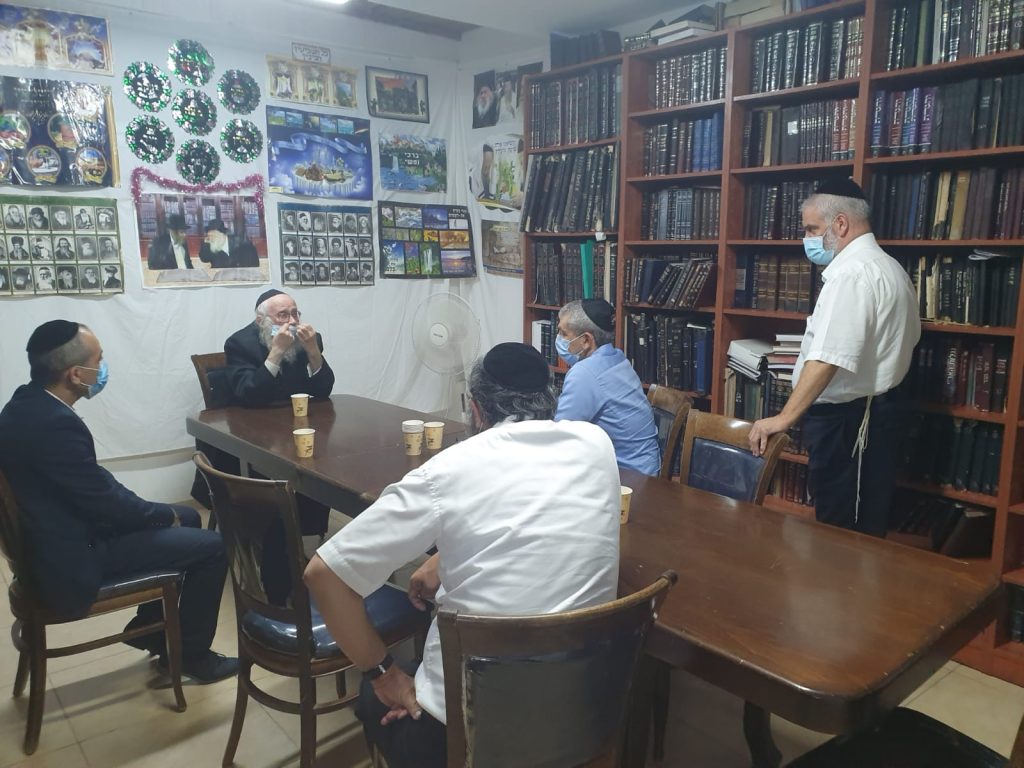 תיעוד: הפרויקטור רוני נומה בחדרו של הגר"י סילמן