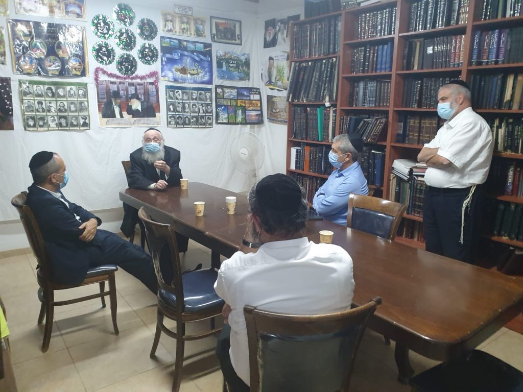 תיעוד: הפרויקטור רוני נומה בחדרו של הגר"י סילמן