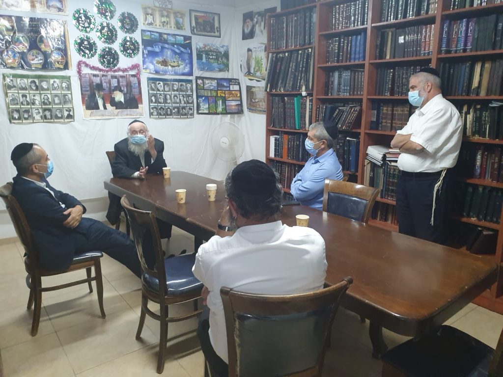 תיעוד: הפרויקטור רוני נומה בחדרו של הגר"י סילמן