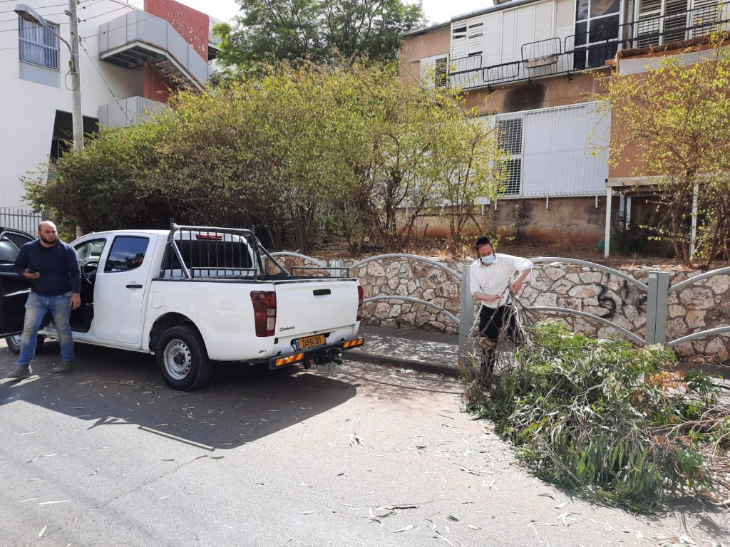 תיעוד: הרל"ש קוטף את הסכך של ראש הישיבה הגר"ג אדלשטיין תיעוד: הרל"ש קוטף את הסכך של ראש הישיבה הגר"ג אדלשטיין