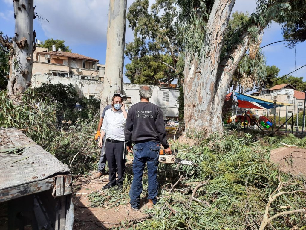 תיעוד: הרל"ש קוטף את הסכך של ראש הישיבה הגר"ג אדלשטיין תיעוד: הרל"ש קוטף את הסכך של ראש הישיבה הגר"ג אדלשטיין