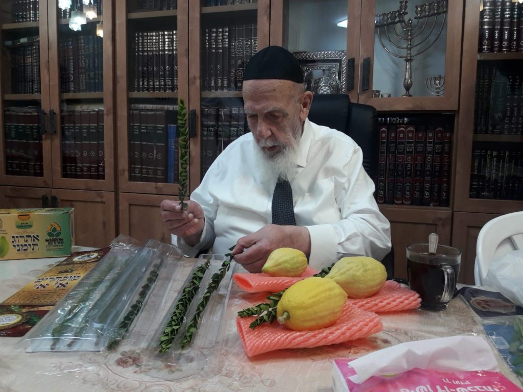 תיעוד: נשיא המועצת בודק את ארבעת המינים לחג