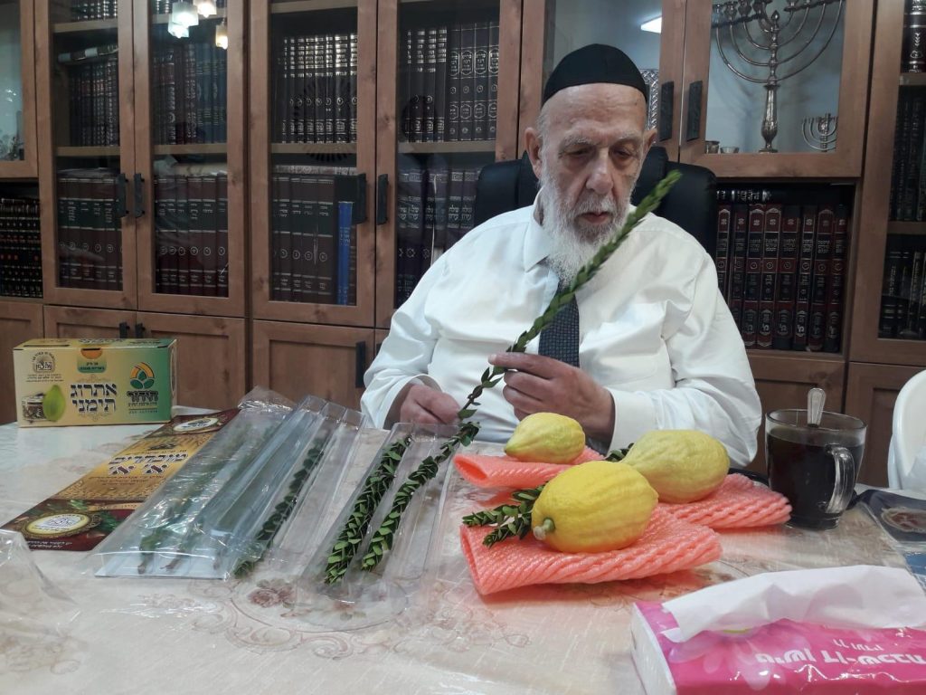 תיעוד: נשיא המועצת בודק את ארבעת המינים לחג