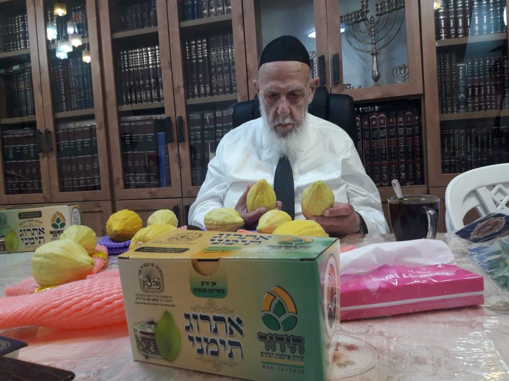 תיעוד: נשיא המועצת בודק את ארבעת המינים לחג