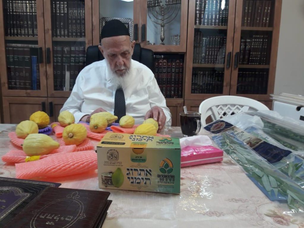 תיעוד: נשיא המועצת בודק את ארבעת המינים לחג