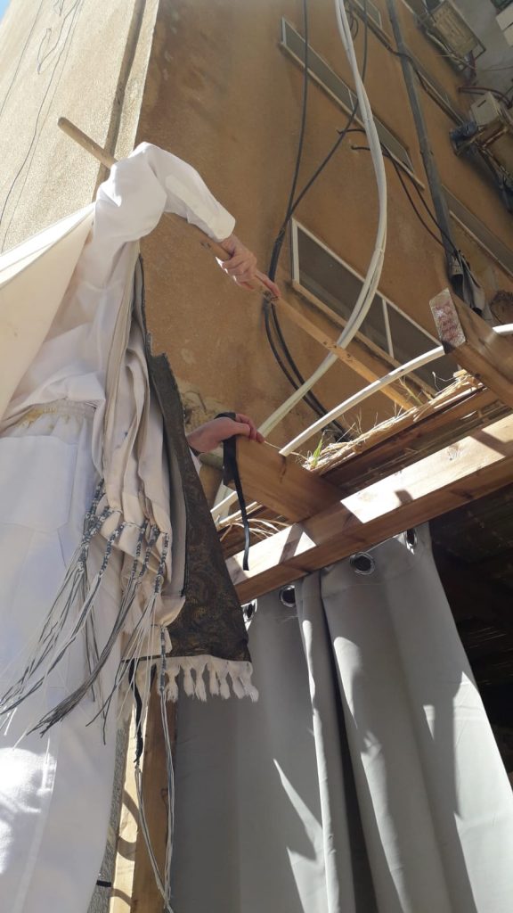 צפו: הצדיק הגר"ד קוק בונה את הסוכה