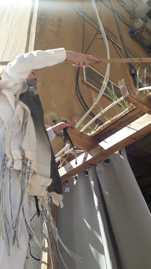 צפו: הצדיק הגר"ד קוק בונה את הסוכה