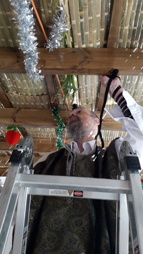 צפו: הצדיק הגר"ד קוק בונה את הסוכה