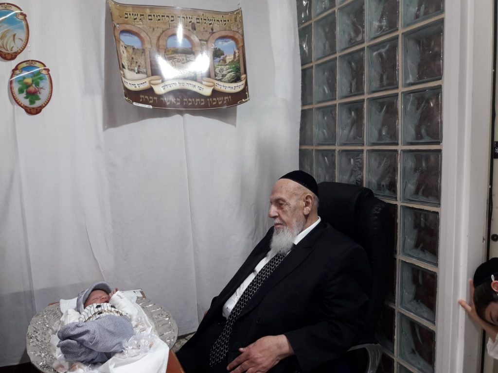 תיעוד: נשיא המועצת פדיון הבן מצומצם בסוכה תיעוד: נשיא המועצת פדיון הבן מצומצם בסוכה