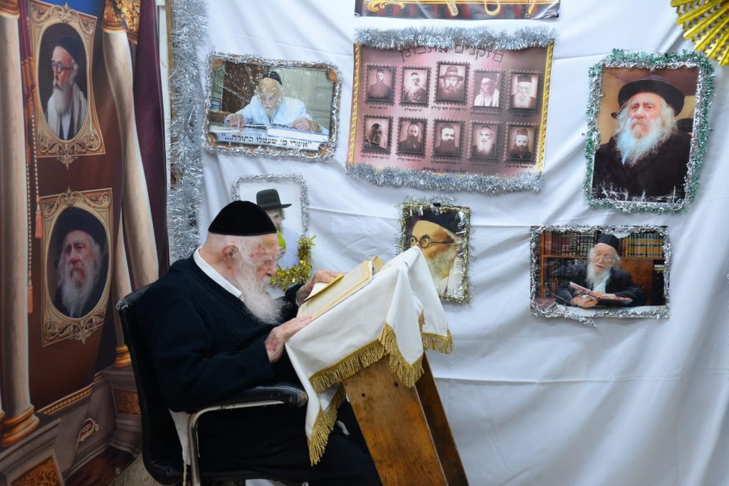 תיעוד: שר התורה בסוכתו הערב תיעוד: שר התורה בסוכתו הערב