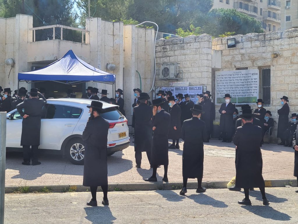 צפו: הלווית גבאי האדמו"ר מבעלזא