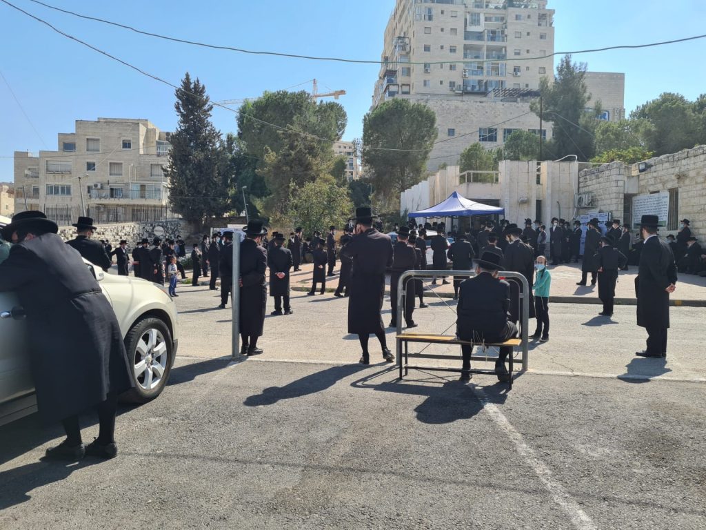 צפו: הלווית גבאי האדמו"ר מבעלזא