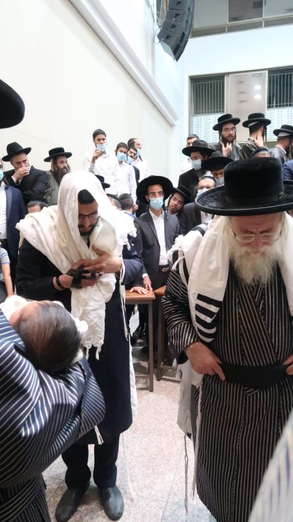 הינוקא סנדק לצד האדמו"ר מתולדות אהרון • צפו: