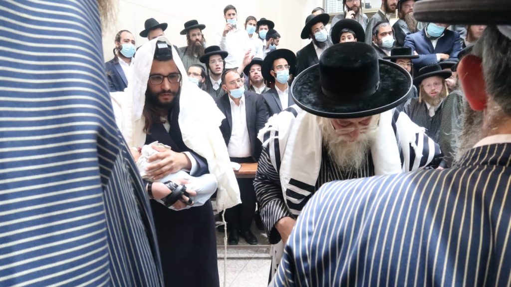 הינוקא סנדק לצד האדמו"ר מתולדות אהרון • צפו: