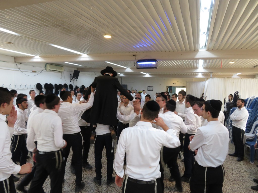 צפו: שבע ברכות בן ראש ישיבת 'שכר שכיר'