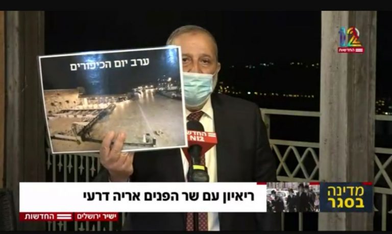 השר אריה דרעי שלף במהלך ראיון את תמונת רחבת הכותל הריקה