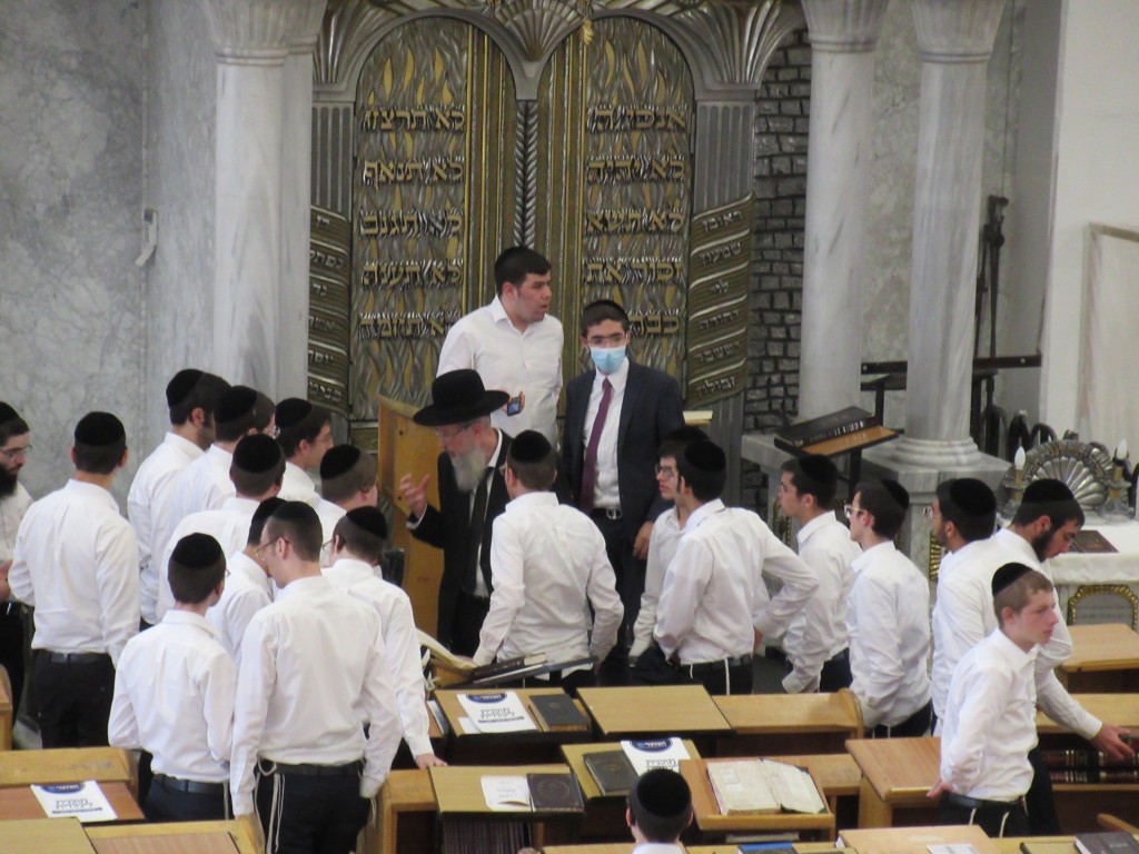 תיעוד: הגר"י קארפ בשיעור לאחר שהחלים מהנגיף תיעוד: הגר"י קארפ בשיעור לאחר שהחלים מהנגיף