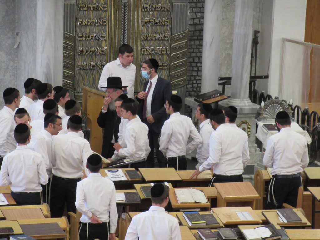 תיעוד: הגר"י קארפ בשיעור לאחר שהחלים מהנגיף תיעוד: הגר"י קארפ בשיעור לאחר שהחלים מהנגיף