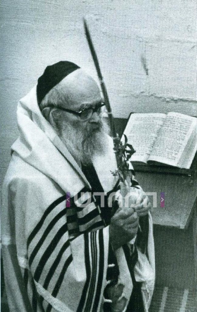 גלריה מיוחדת: גדולי הדור זצוק"ל בנטילת לולב