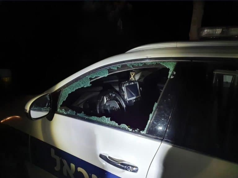 המשטרה פיזרה חתונה: אורח ניפץ חלון ניידת