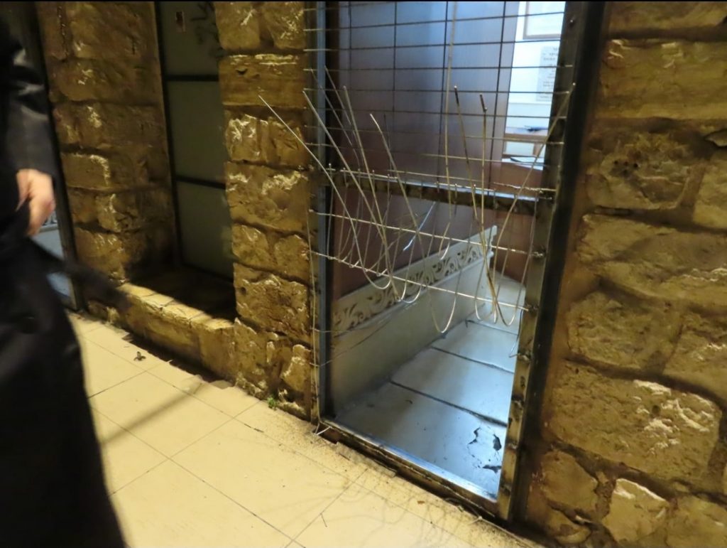 צפו: ציון הרשב"י נסגר, המתפללים מצאו פתח קטן צפו: ציון הרשב"י נסגר, המתפללים מצאו פתח קטן