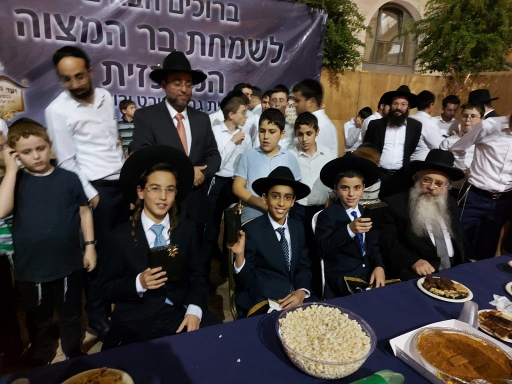 צפו: המשפיע ממיר ביקש ובמלון הקורונה חגגו בר-מצווה מיוחדת לנערים החולים צפו: המשפיע ממיר ביקש ובמלון הקורונה חגגו בר-מצווה מיוחדת לנערים החולים