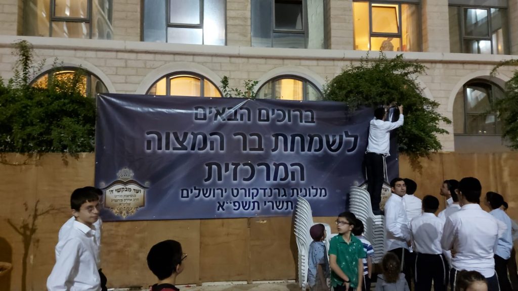 צפו: המשפיע ממיר ביקש ובמלון הקורונה חגגו בר-מצווה מיוחדת לנערים החולים צפו: המשפיע ממיר ביקש ובמלון הקורונה חגגו בר-מצווה מיוחדת לנערים החולים