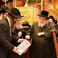 גדולי הדור מעבירים את מעות יזכור ל'קופת העיר' וכלל ישראל בעקבותיהם • גלריה מיוחדת