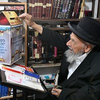 גדולי הדור מעבירים את מעות יזכור ל'קופת העיר' וכלל ישראל בעקבותיהם • גלריה מיוחדת