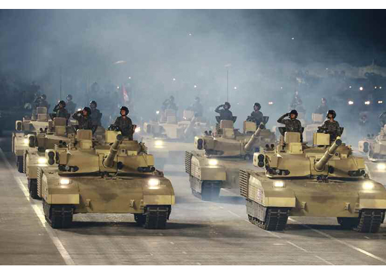 מצעד צבאי חגיגי בצפון קוריאה: טיל בין-יבשתי חדש הוצג • תיעוד מצעד צבאי חגיגי בצפון קוריאה: טיל בין-יבשתי חדש הוצג • תיעוד