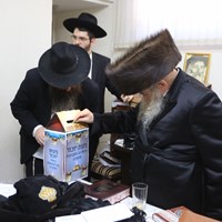 גדולי הדור מעבירים את מעות יזכור ל'קופת העיר' וכלל ישראל בעקבותיהם • גלריה מיוחדת