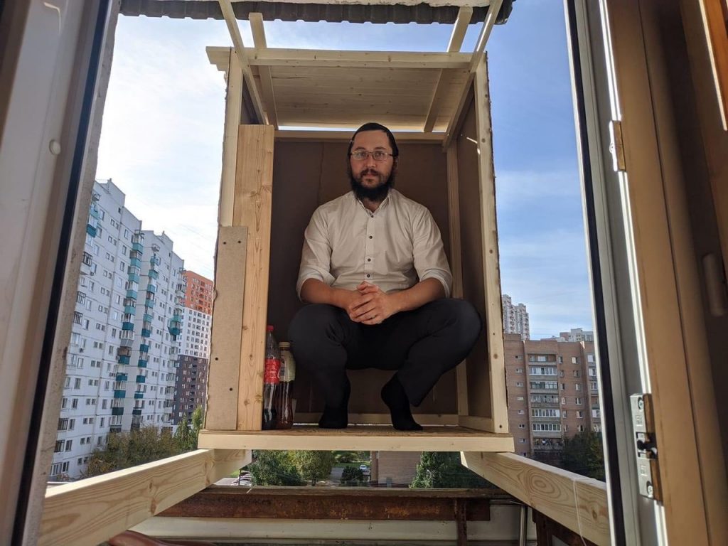 המוח היהודי: הסוכה המפתיעה באמצע מגדל המגורים