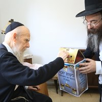 גדולי הדור מעבירים את מעות יזכור ל'קופת העיר' וכלל ישראל בעקבותיהם • גלריה מיוחדת